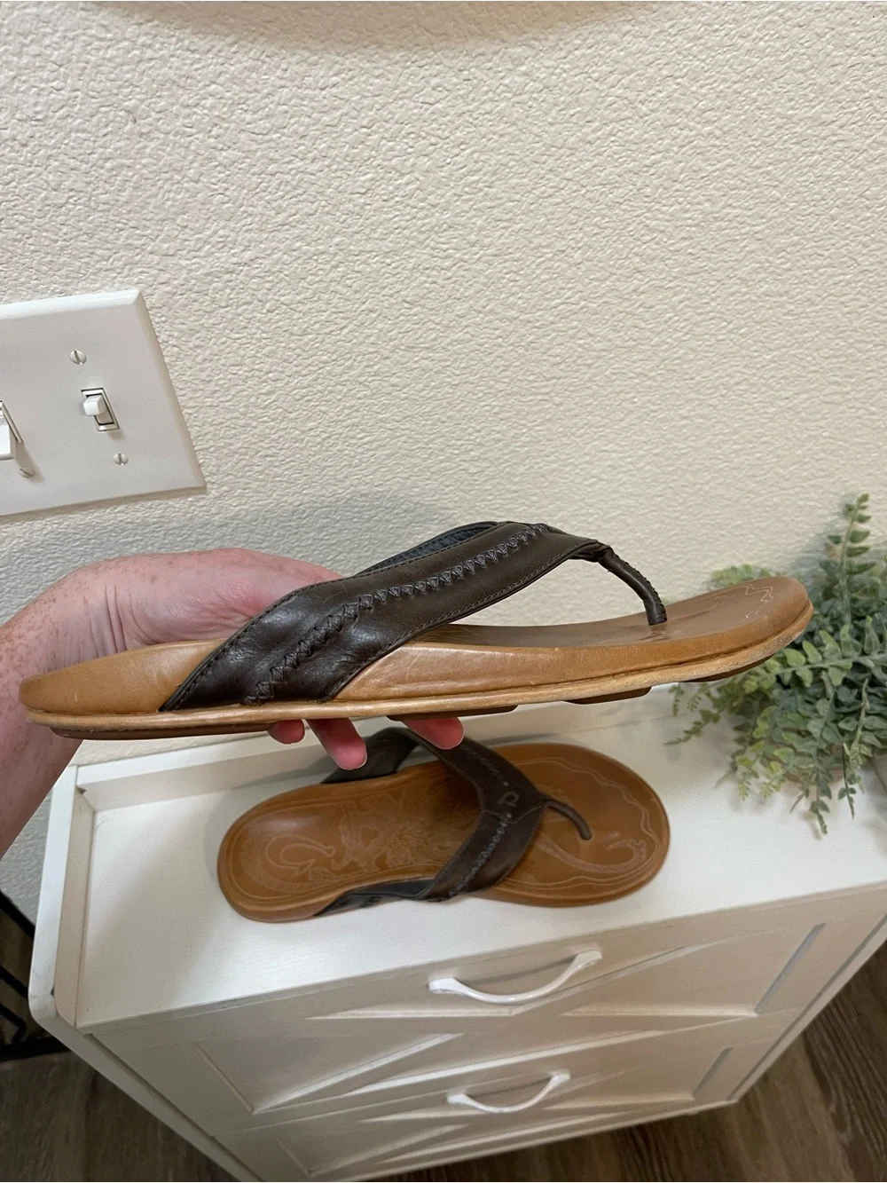 OluKai Mea Ola Leather Flip-Flop Sandals